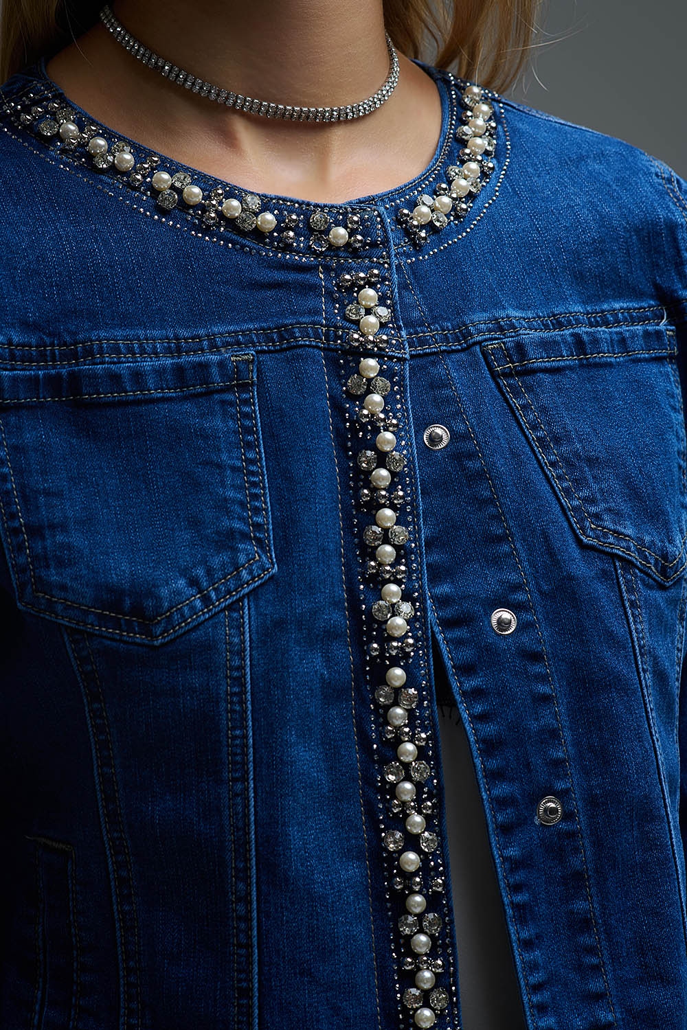 Chaqueta vaquera azul con adornos en denim el&aacute;stico