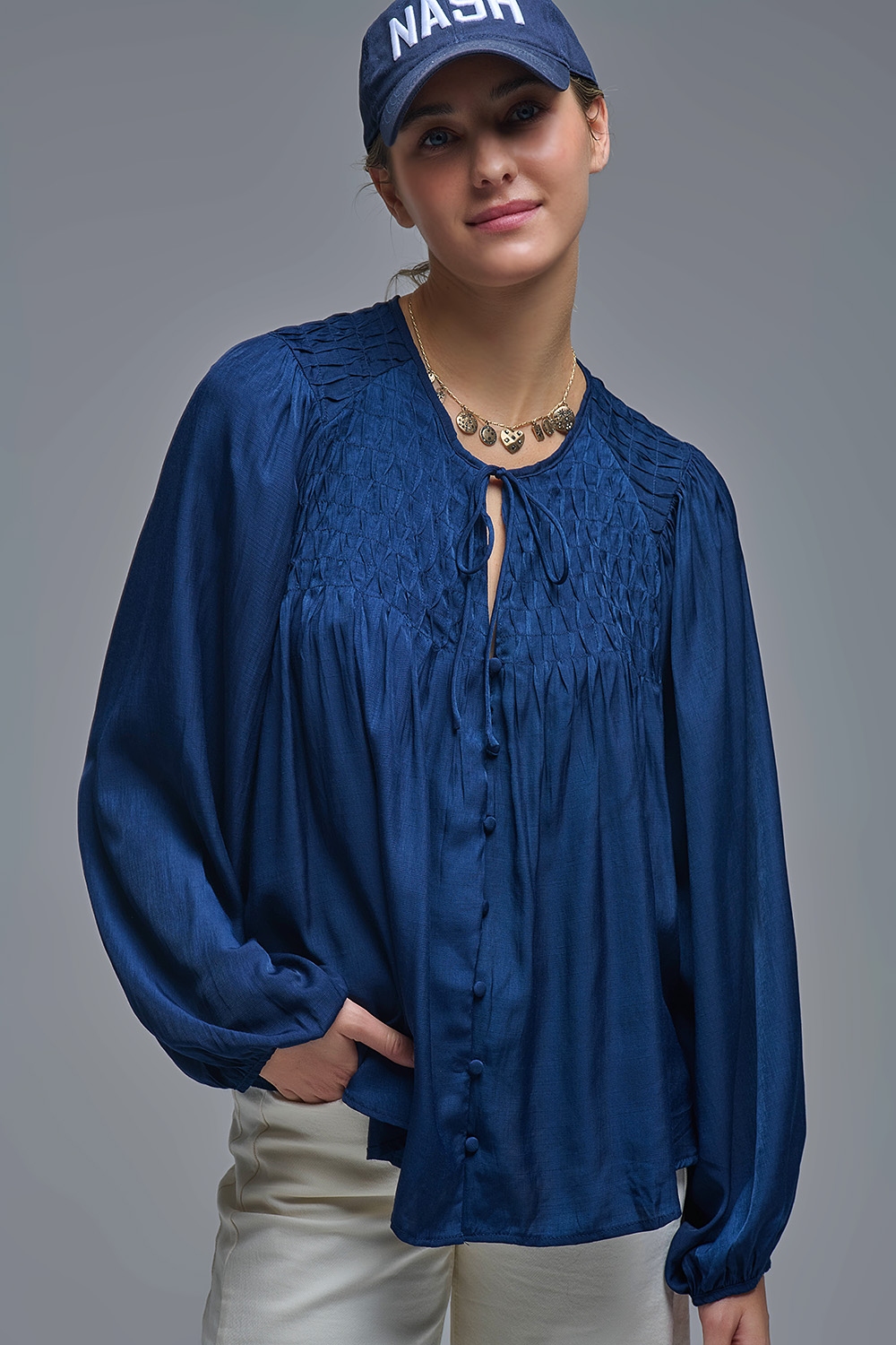Elegante camisa de satén azul con encaje Elegante camisa de satén azul con encaje
