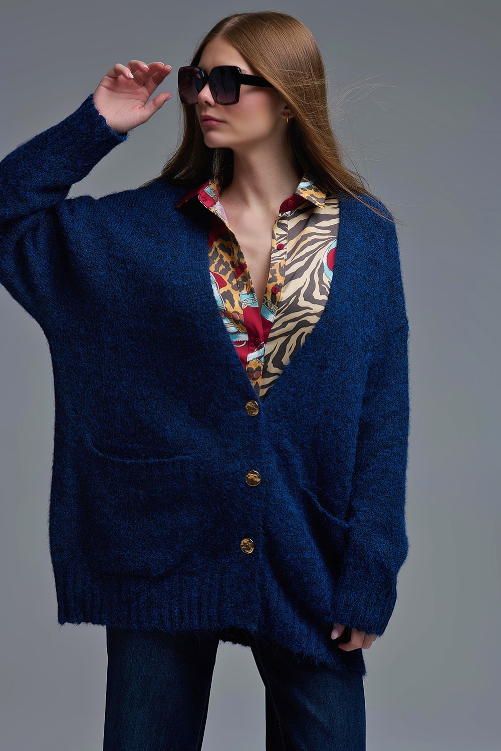 C&aacute;rdigan oversize en azul marino con botones y bolsillos dorados