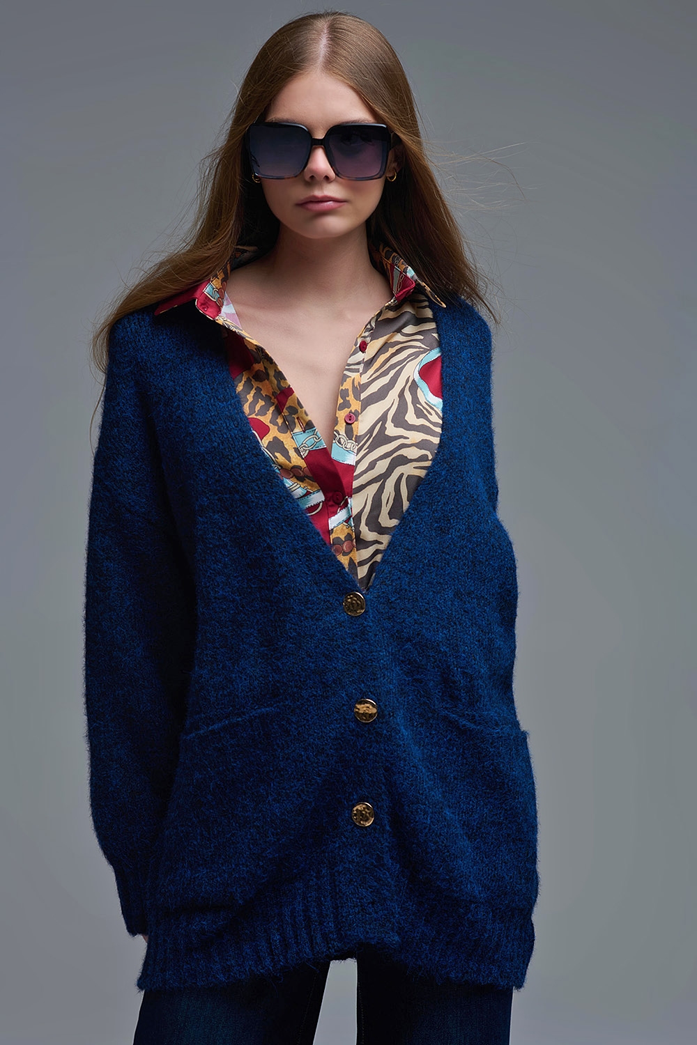 C&aacute;rdigan oversize en azul marino con botones y bolsillos dorados