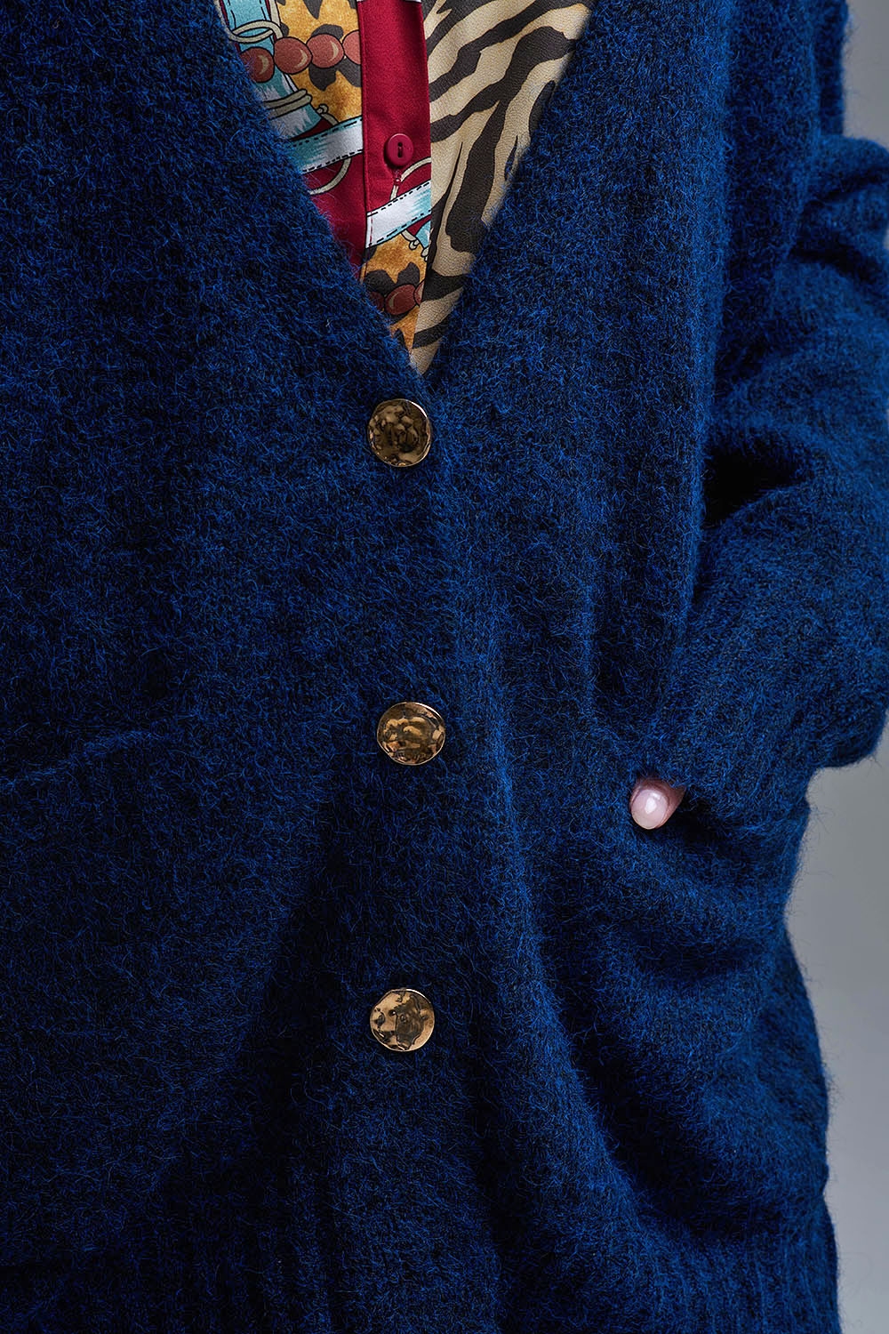 C&aacute;rdigan oversize en azul marino con botones y bolsillos dorados