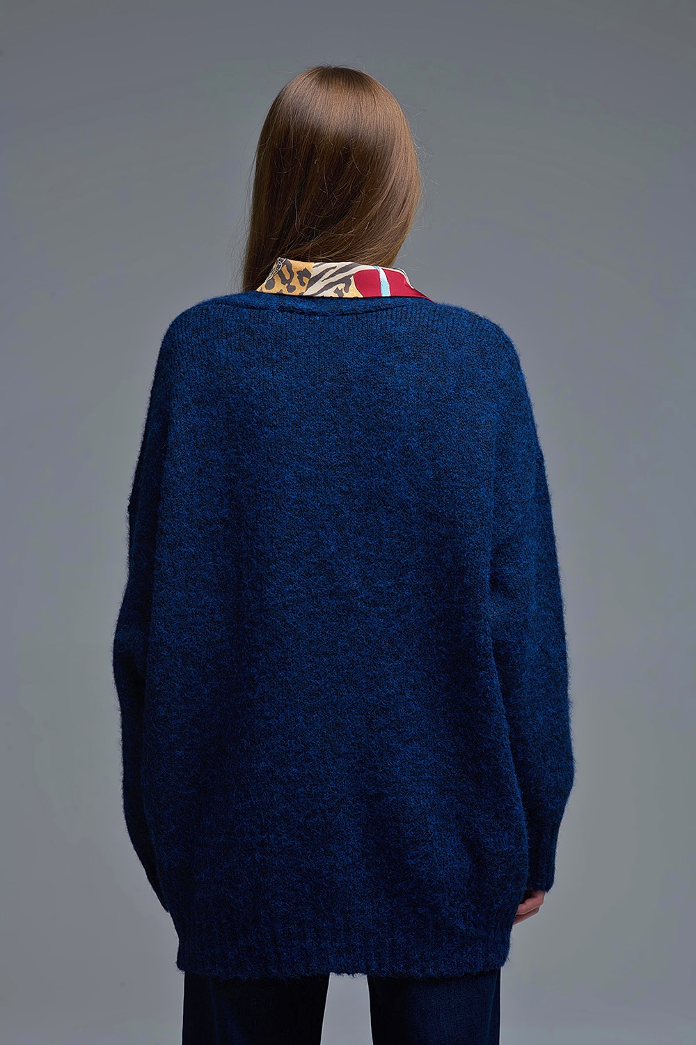 C&aacute;rdigan oversize en azul marino con botones y bolsillos dorados
