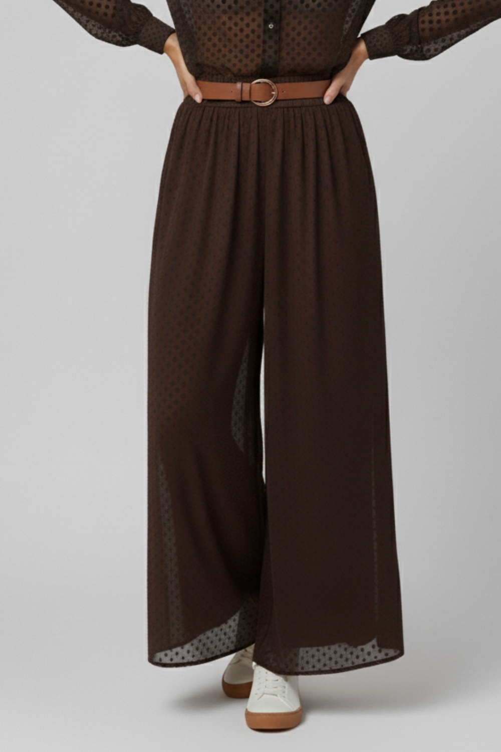 Elegantes pantalones marrones de lunares transparentes con bolsillos laterales