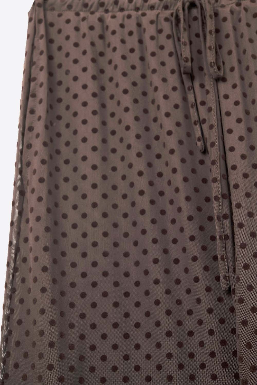 Elegantes pantalones marrones de lunares transparentes con bolsillos laterales