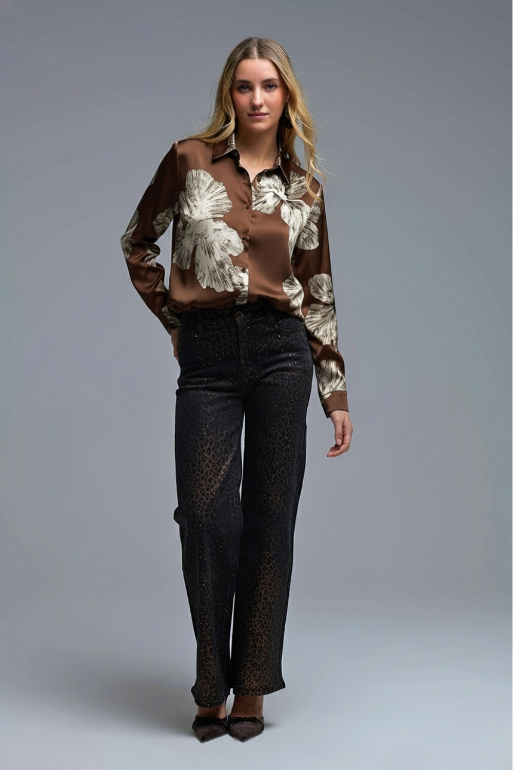 Blusa abotonada floral marr&oacute;n en tejido satinado