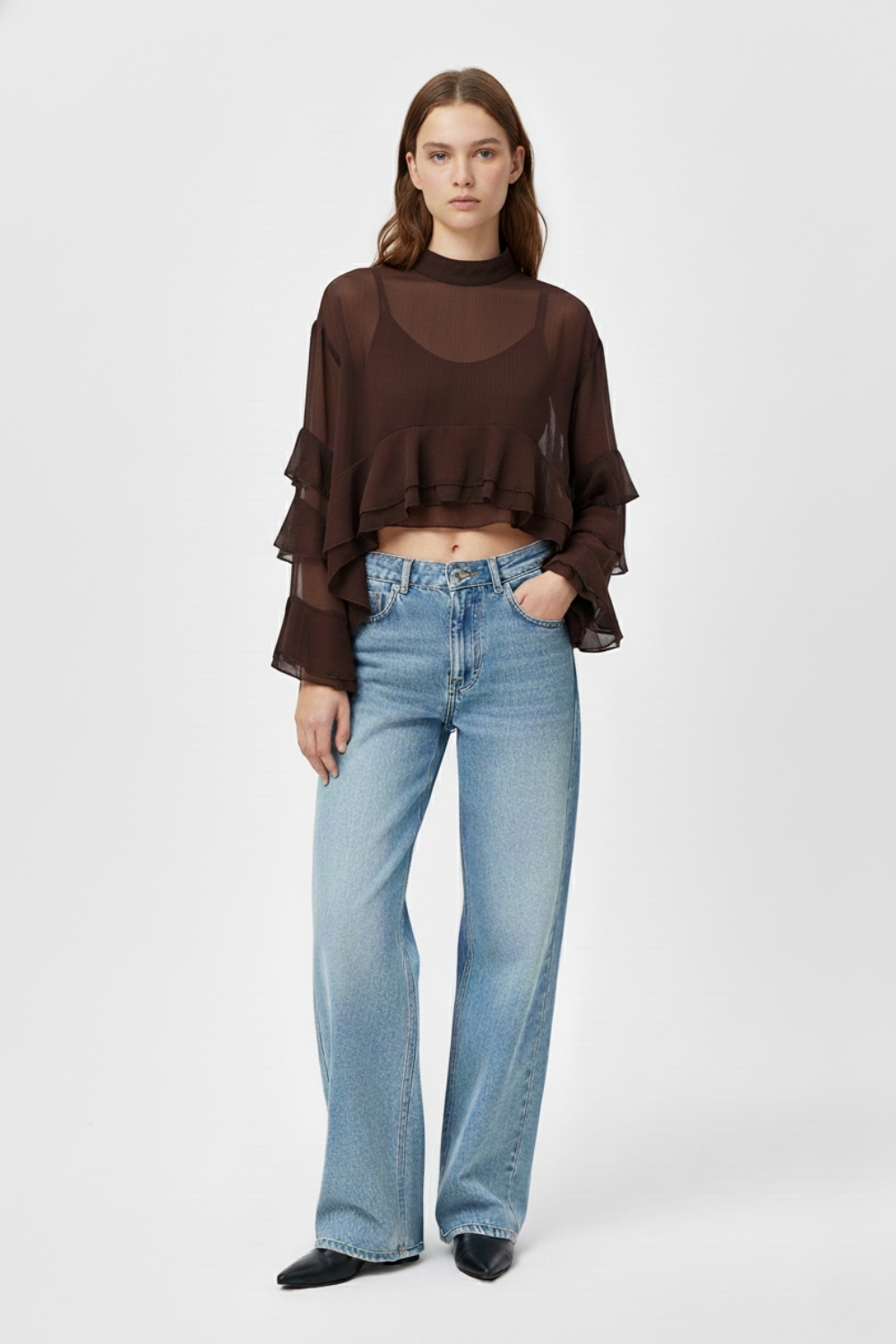 Blusa marr&oacute;n de gasa con volantes y transparencias