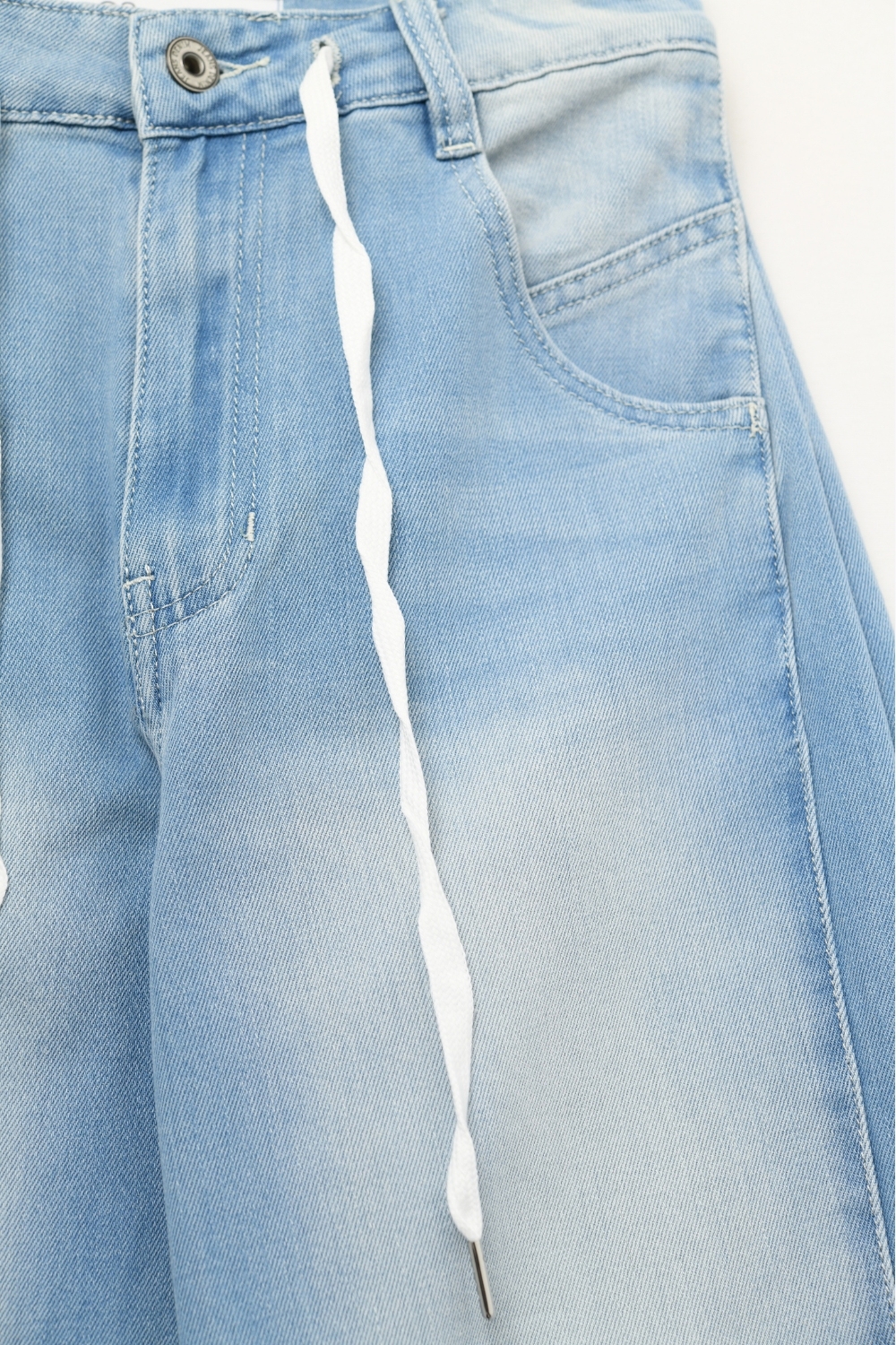Pantalones vaqueros de mezclilla azul claro con cord&oacute;n y ajuste relajado