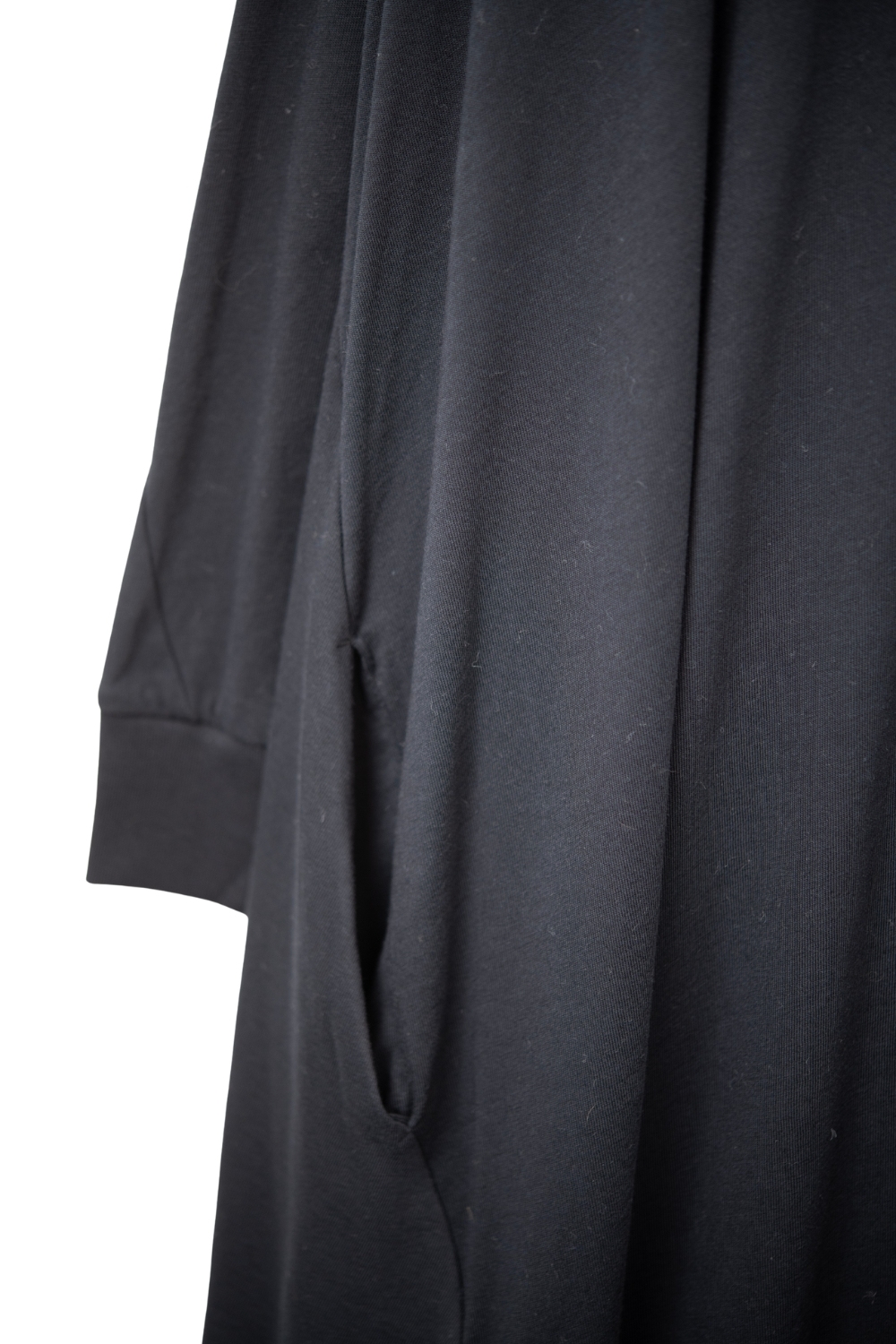 Maxi Vestido Negro con Mangas Largas y Dobladillo Asim&eacute;trico