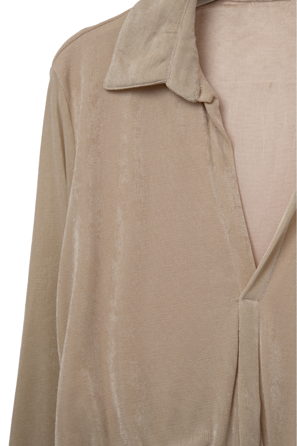 Maxi Vestido Beige con Mangas Largas y Cuello Alto