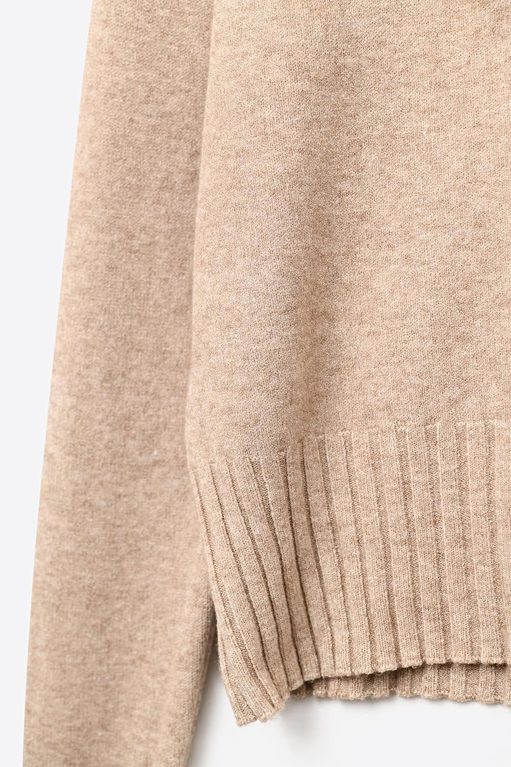 Jersey de punto suave beige con pu&ntilde;os y cuello de canal&eacute;