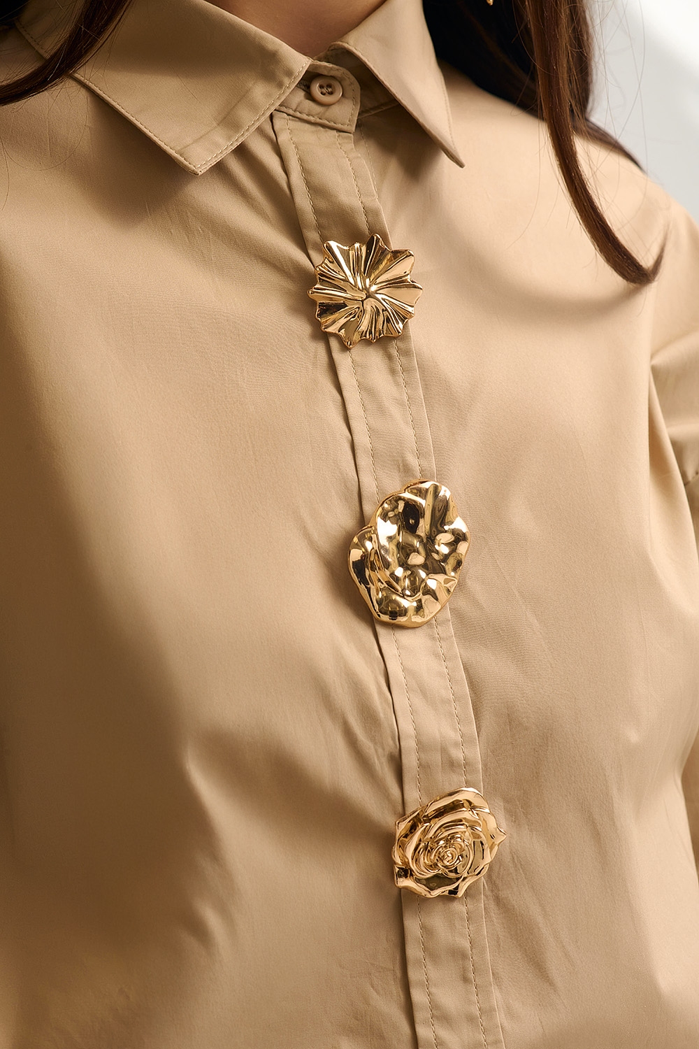 Camisa beige de popelina relajada de algod&oacute;n con botones dorados decorativos