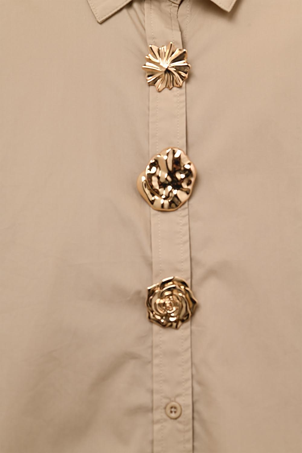Camisa beige de popelina relajada de algod&oacute;n con botones dorados decorativos