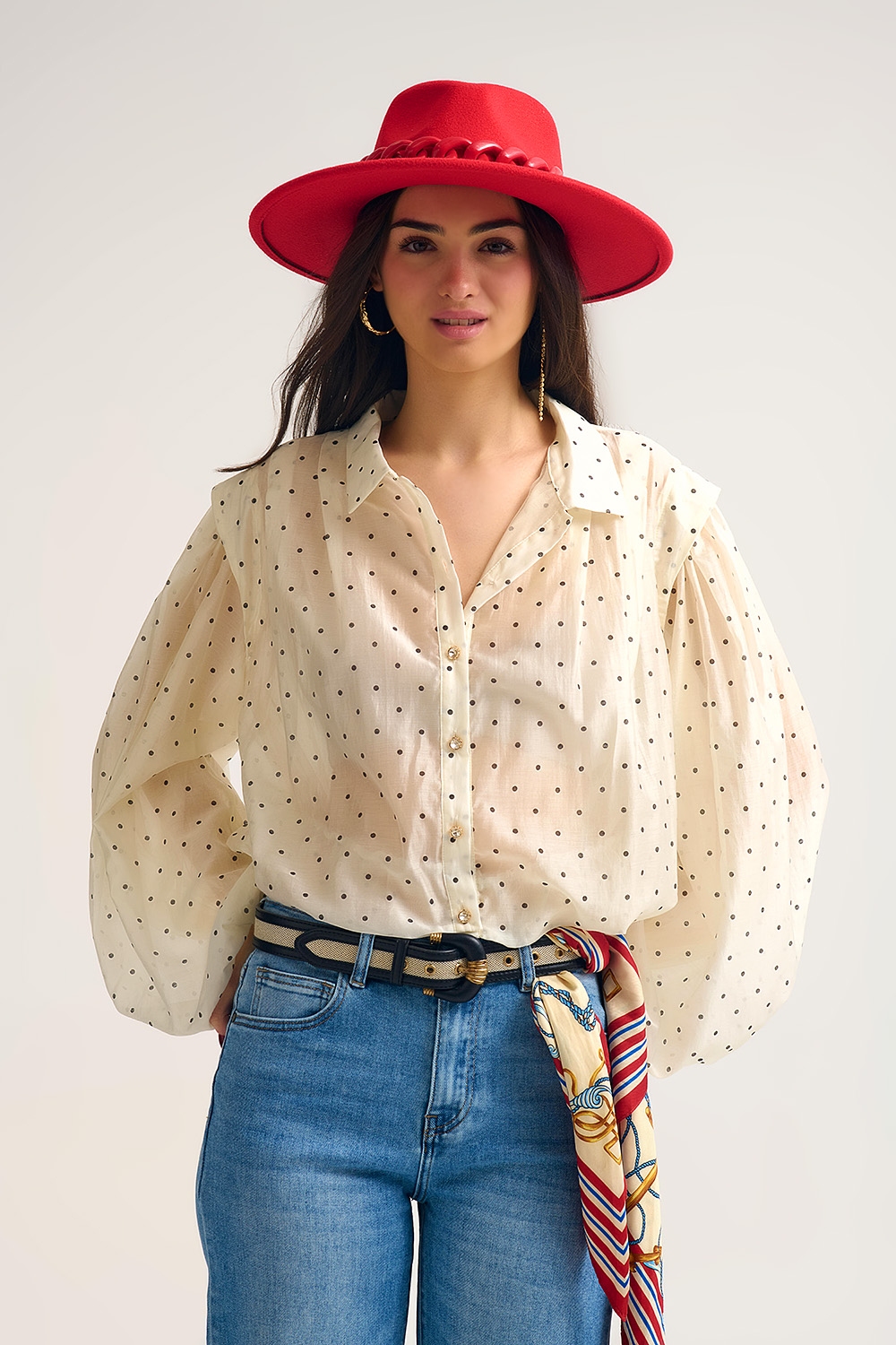 Blusa de seda de lunares marfil con mangas globo y botones dorados Blusa de seda de lunares marfil con mangas globo y botones dorados