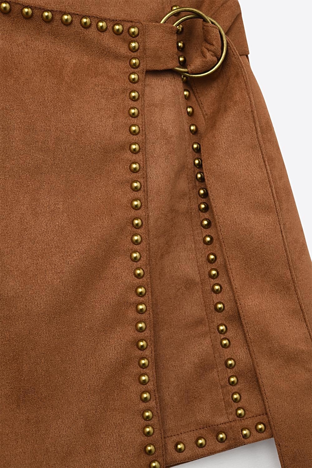 Minifalda camel con tachuelas y detalle de cintur&oacute;n