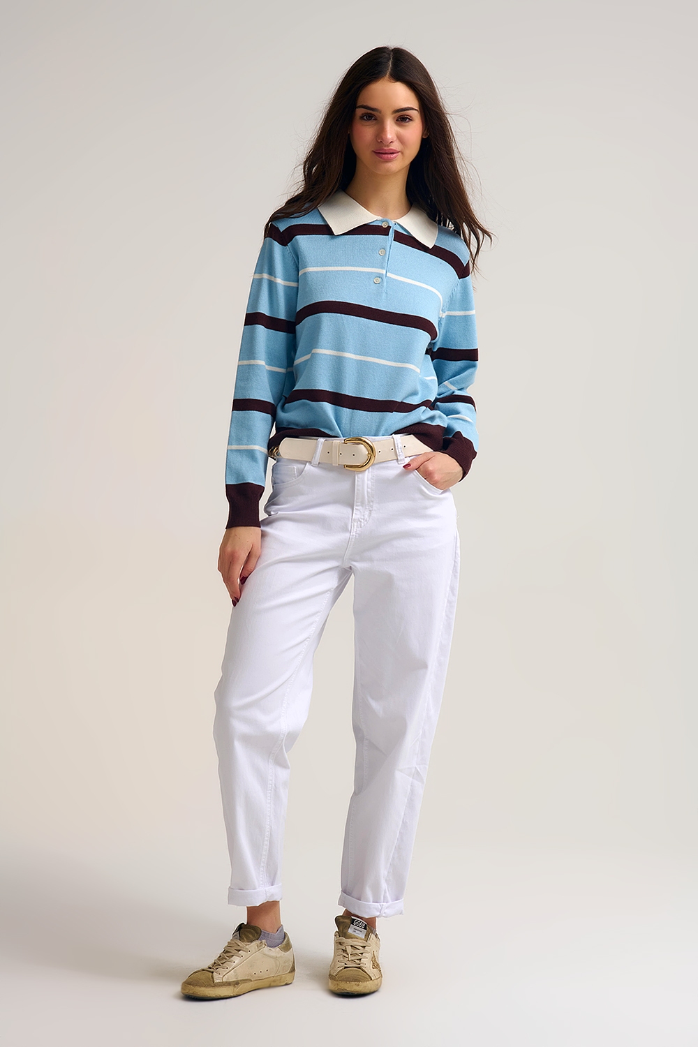 Polo de punto a rayas azul con cuello blanco Polo de punto a rayas azul con cuello blanco