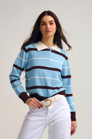 Polo de punto a rayas azul con cuello blanco
