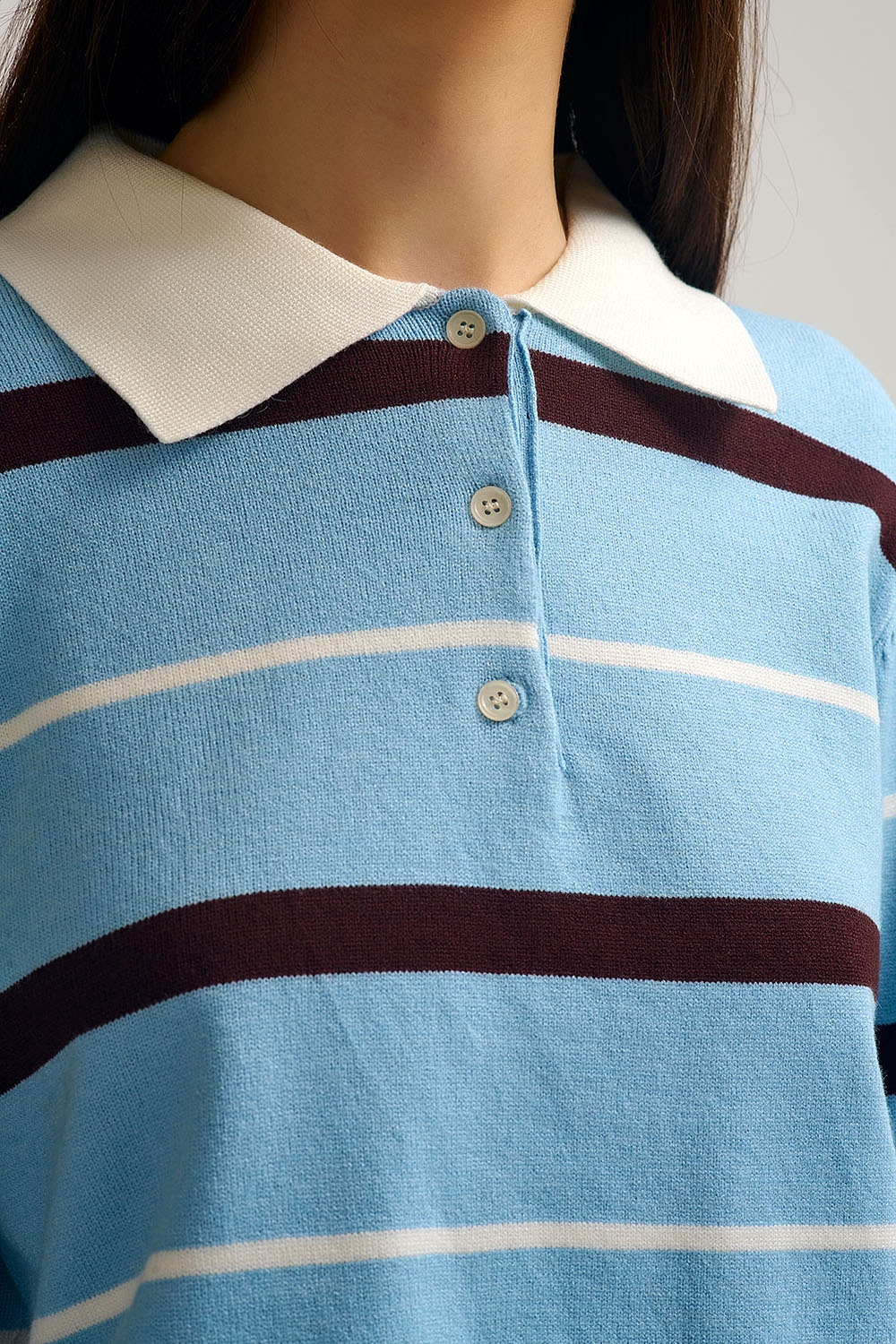 Polo de punto a rayas azul con cuello blanco Polo de punto a rayas azul con cuello blanco