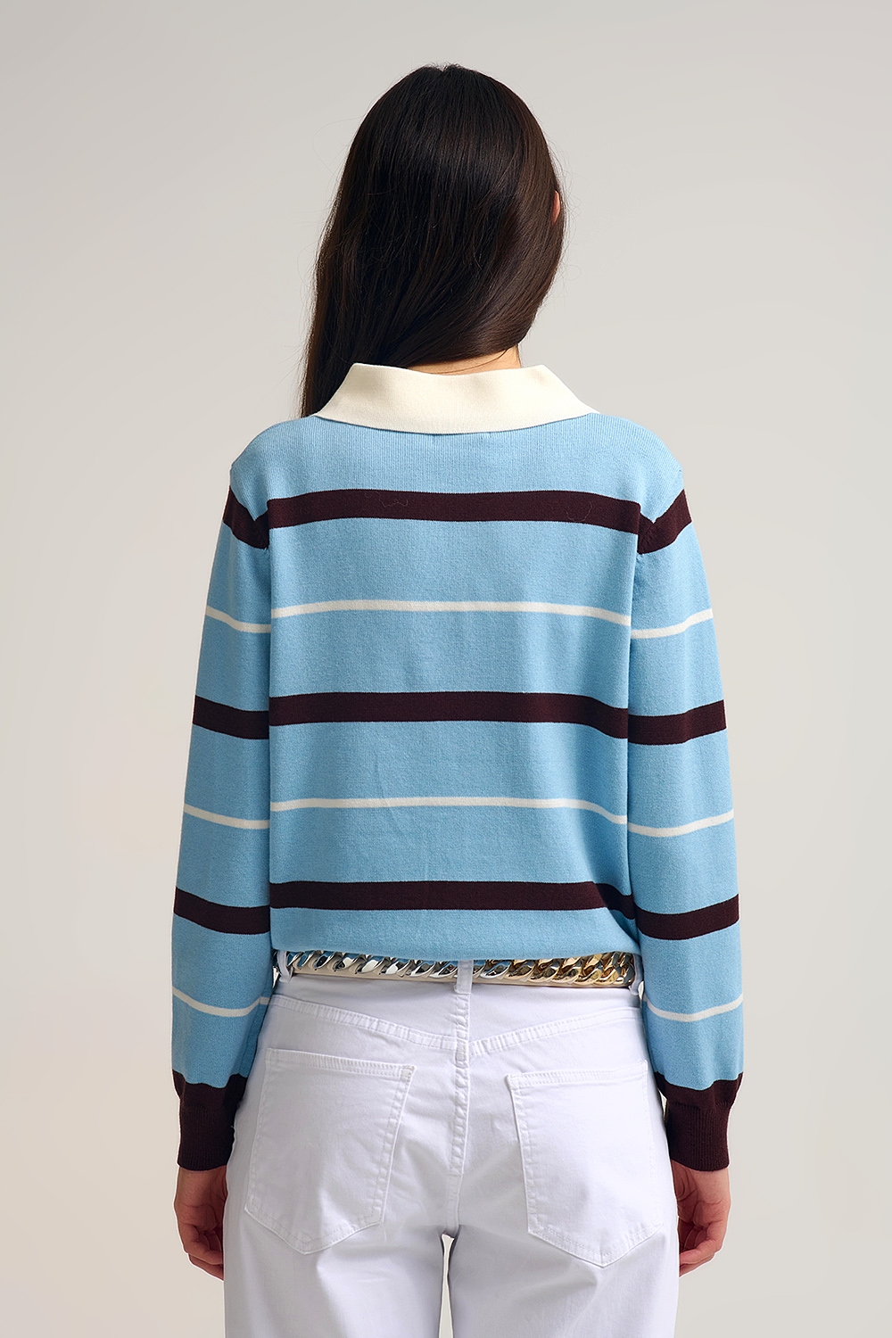 Polo de punto a rayas azul con cuello blanco Polo de punto a rayas azul con cuello blanco