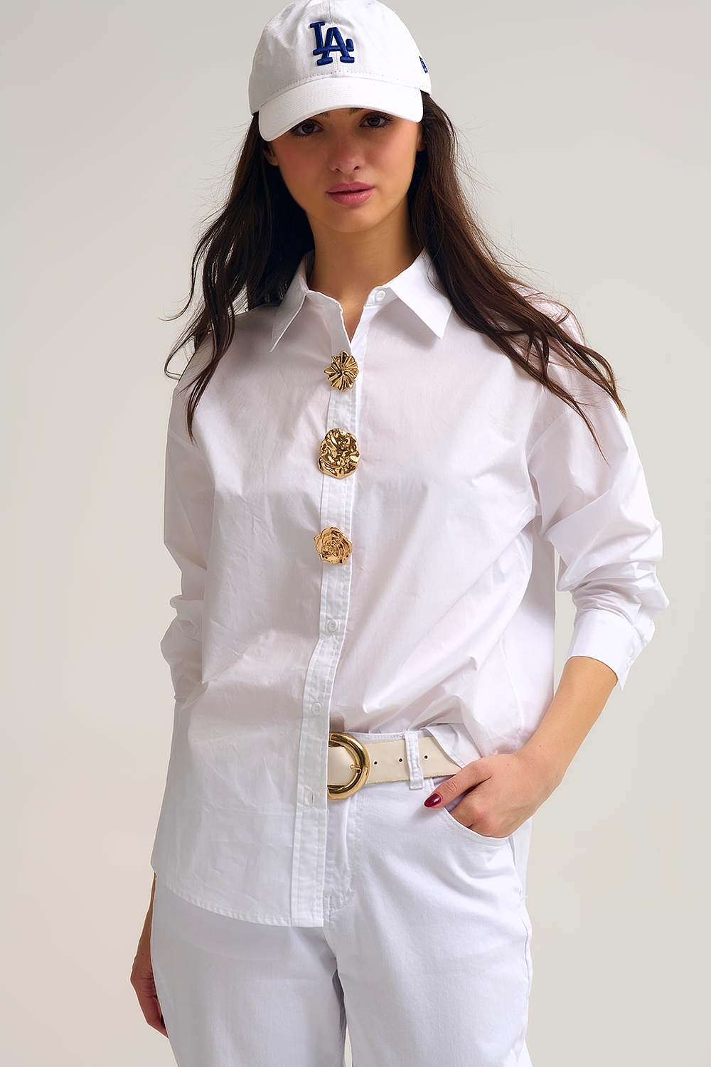 Camisa blanca de popelina relajada de algod&oacute;n con botones dorados decorativos