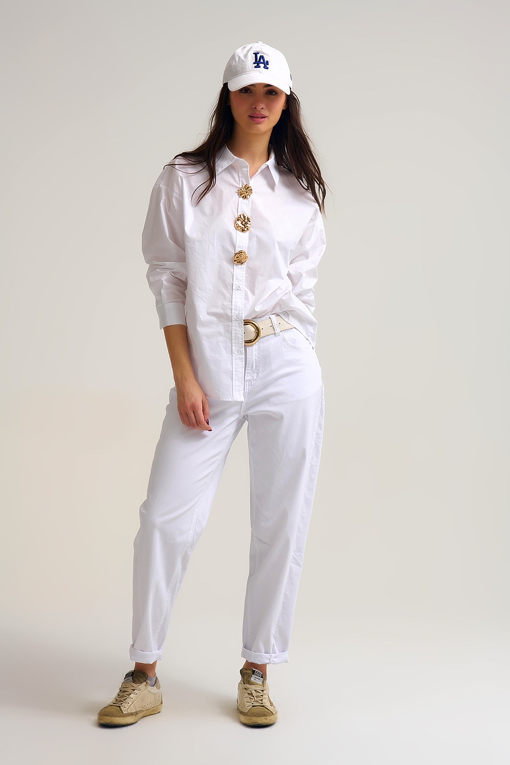 Camisa blanca de popelina relajada de algod&oacute;n con botones dorados decorativos