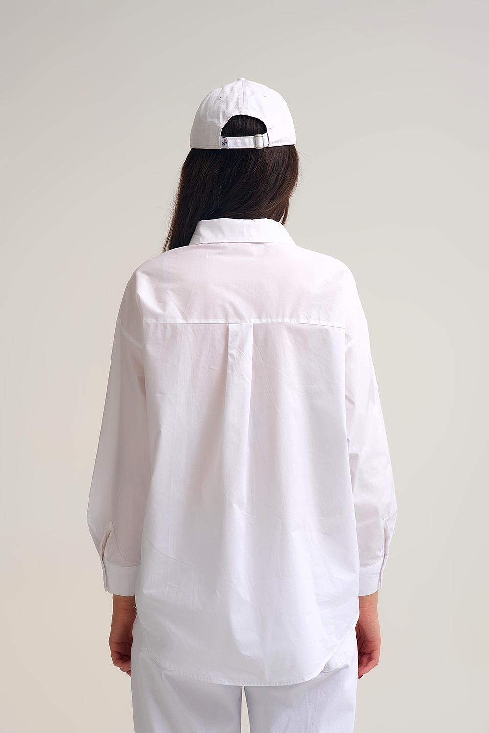 Camisa blanca de popelina relajada de algod&oacute;n con botones dorados decorativos