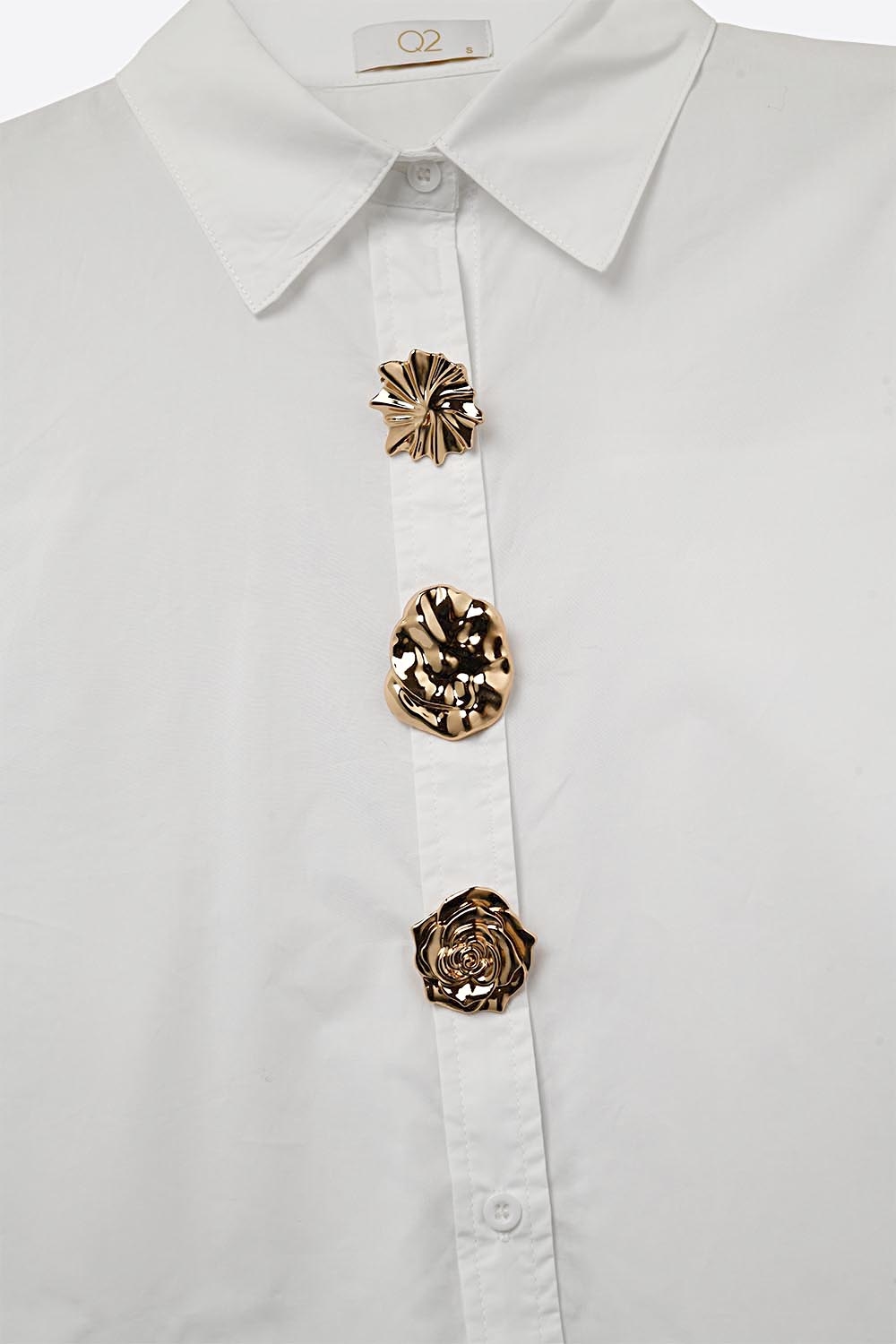 Camisa blanca de popelina relajada de algod&oacute;n con botones dorados decorativos