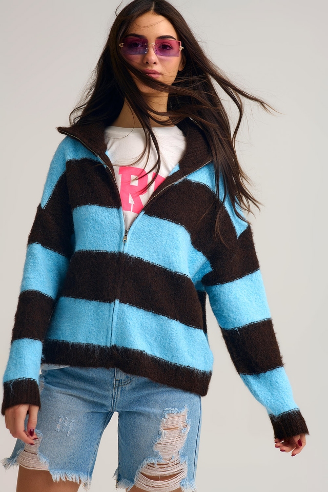 Chaqueta de punto azul con cremallera y rayas marrones