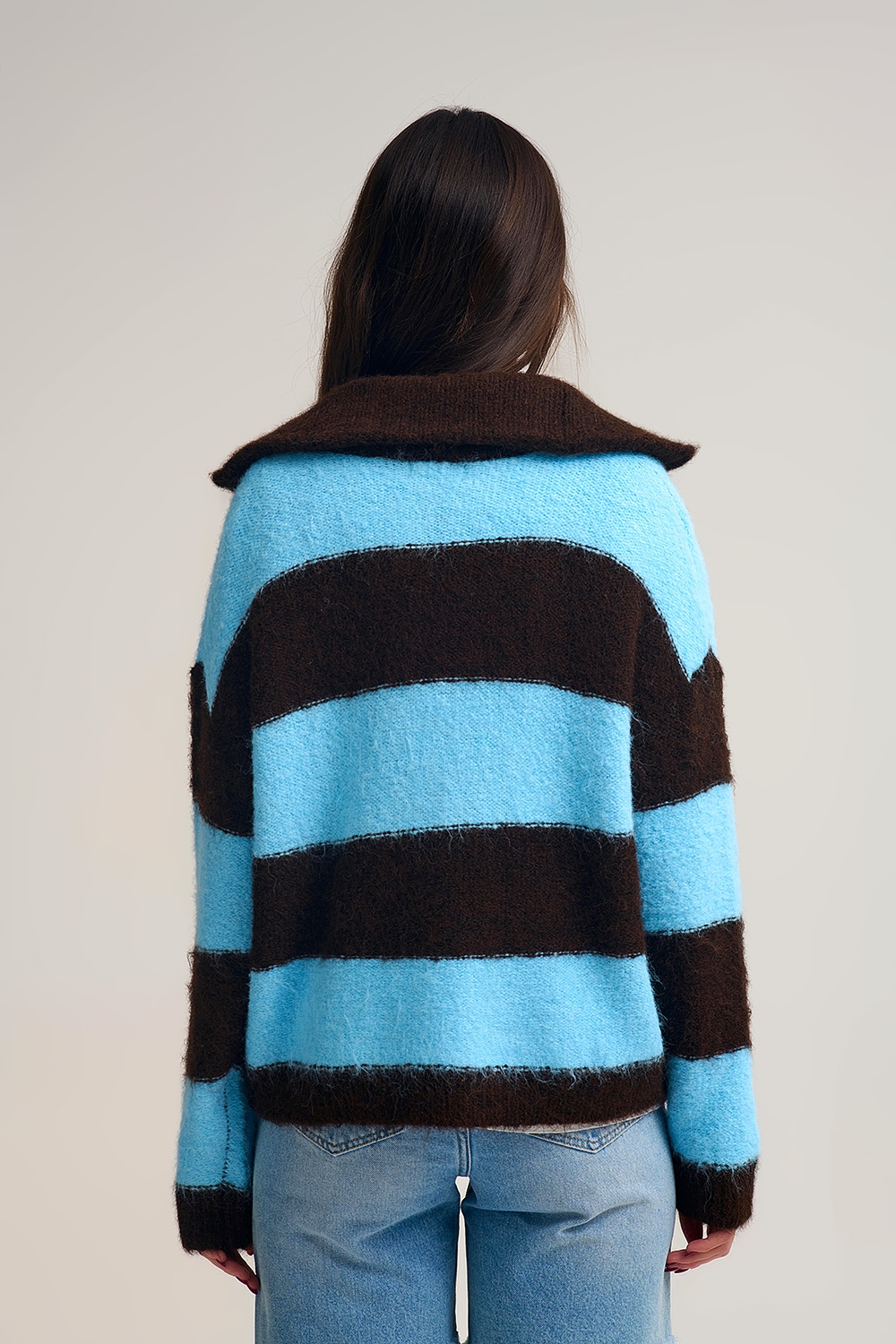 Chaqueta de punto azul con cremallera y rayas marrones Chaqueta de punto azul con cremallera y rayas marrones