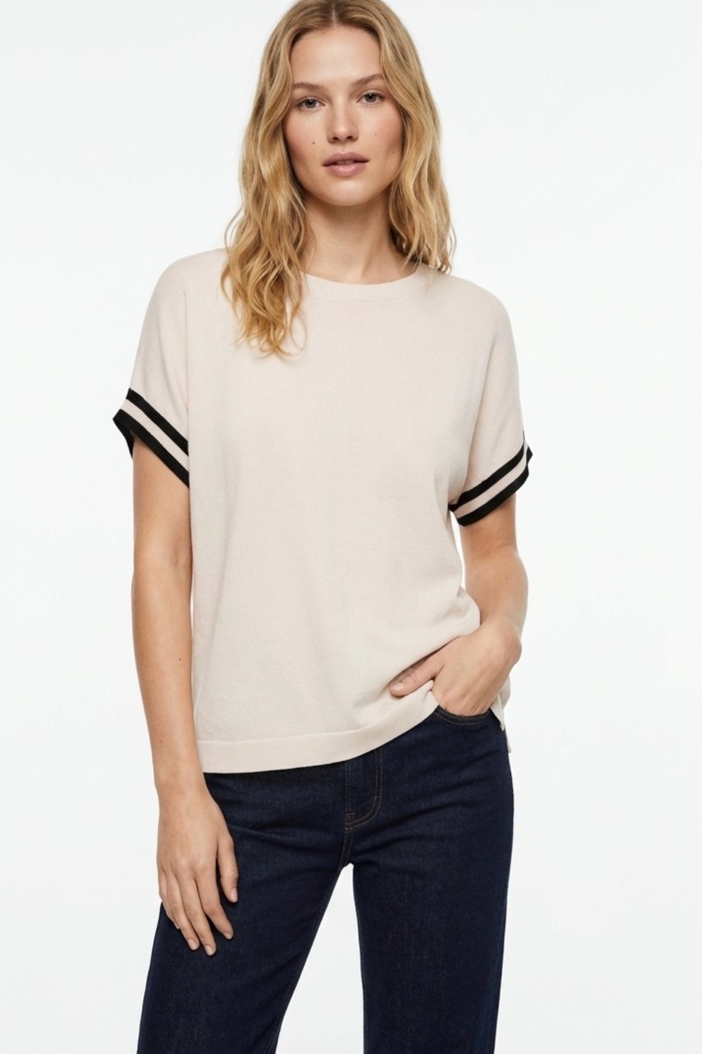 Su&eacute;ter relajado en beige con detalle de contraste negro