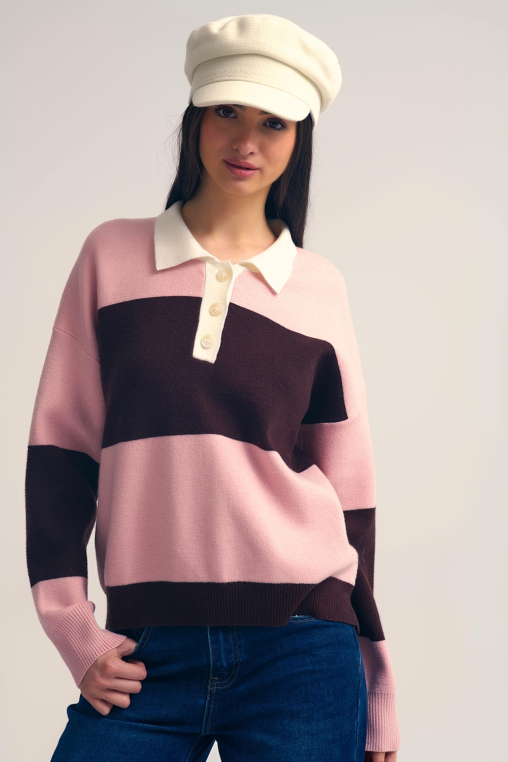 Polo de punto rosa con rayas marrones