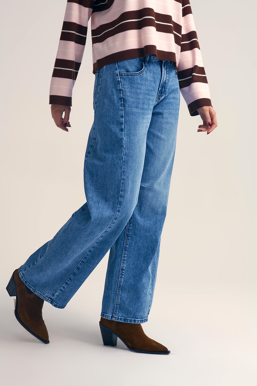 Vaqueros rectos estilo barrel con detalle de costuras en la rodilla Vaqueros rectos estilo barrel con detalle de costuras en la rodilla