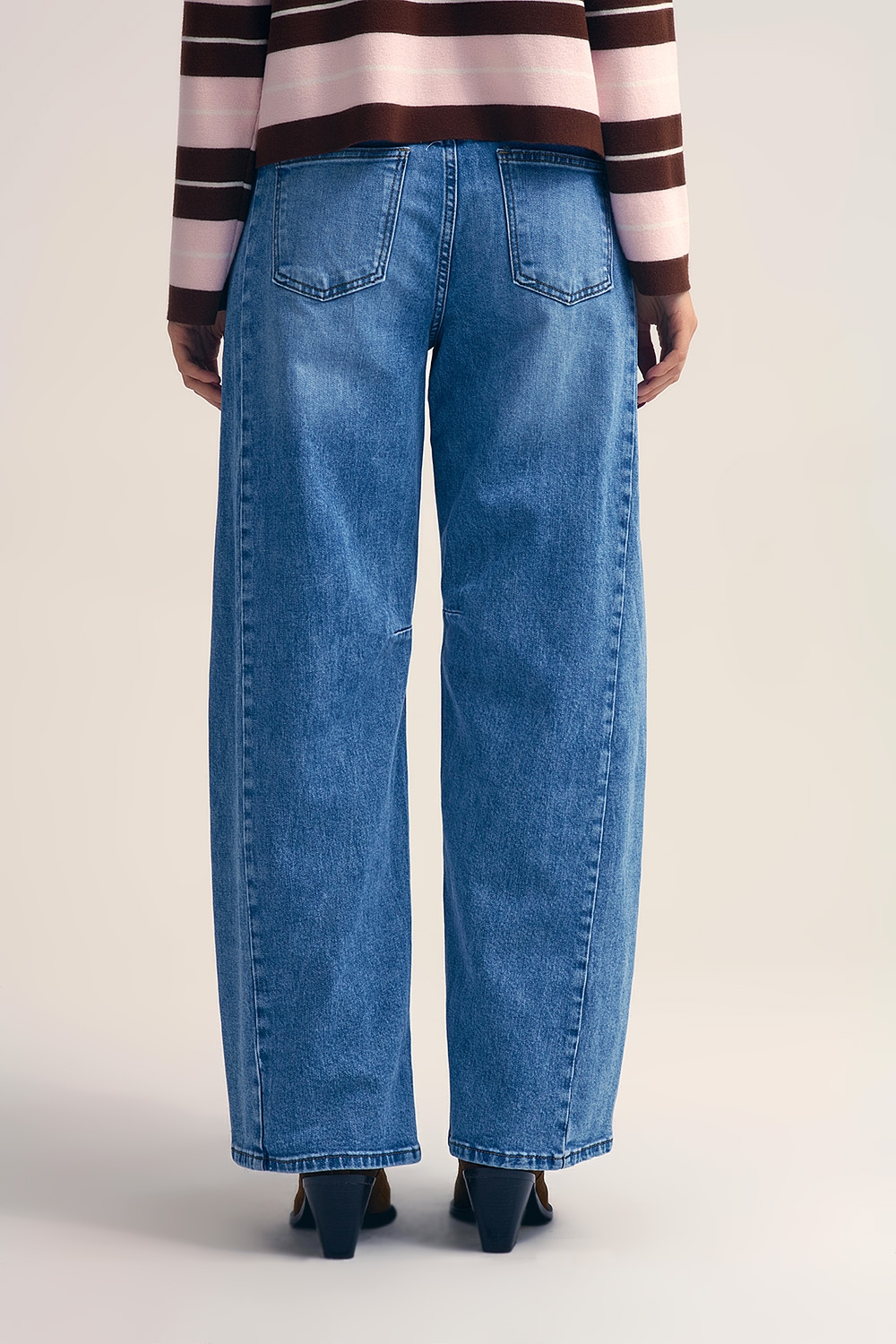 Vaqueros rectos estilo barrel con detalle de costuras en la rodilla Vaqueros rectos estilo barrel con detalle de costuras en la rodilla