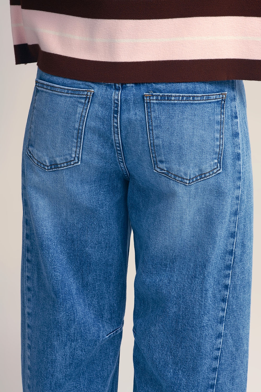 Vaqueros rectos estilo barrel con detalle de costuras en la rodilla Vaqueros rectos estilo barrel con detalle de costuras en la rodilla