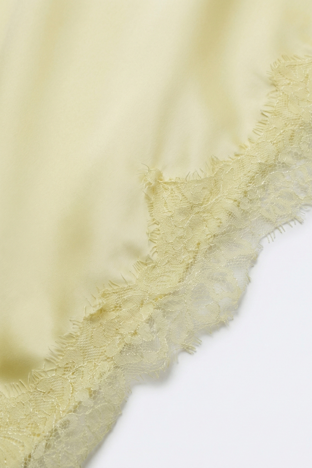 Falda pañuelo de satén amarillo mantequilla con adornos de encaje Falda pañuelo de satén amarillo mantequilla con adornos de encaje