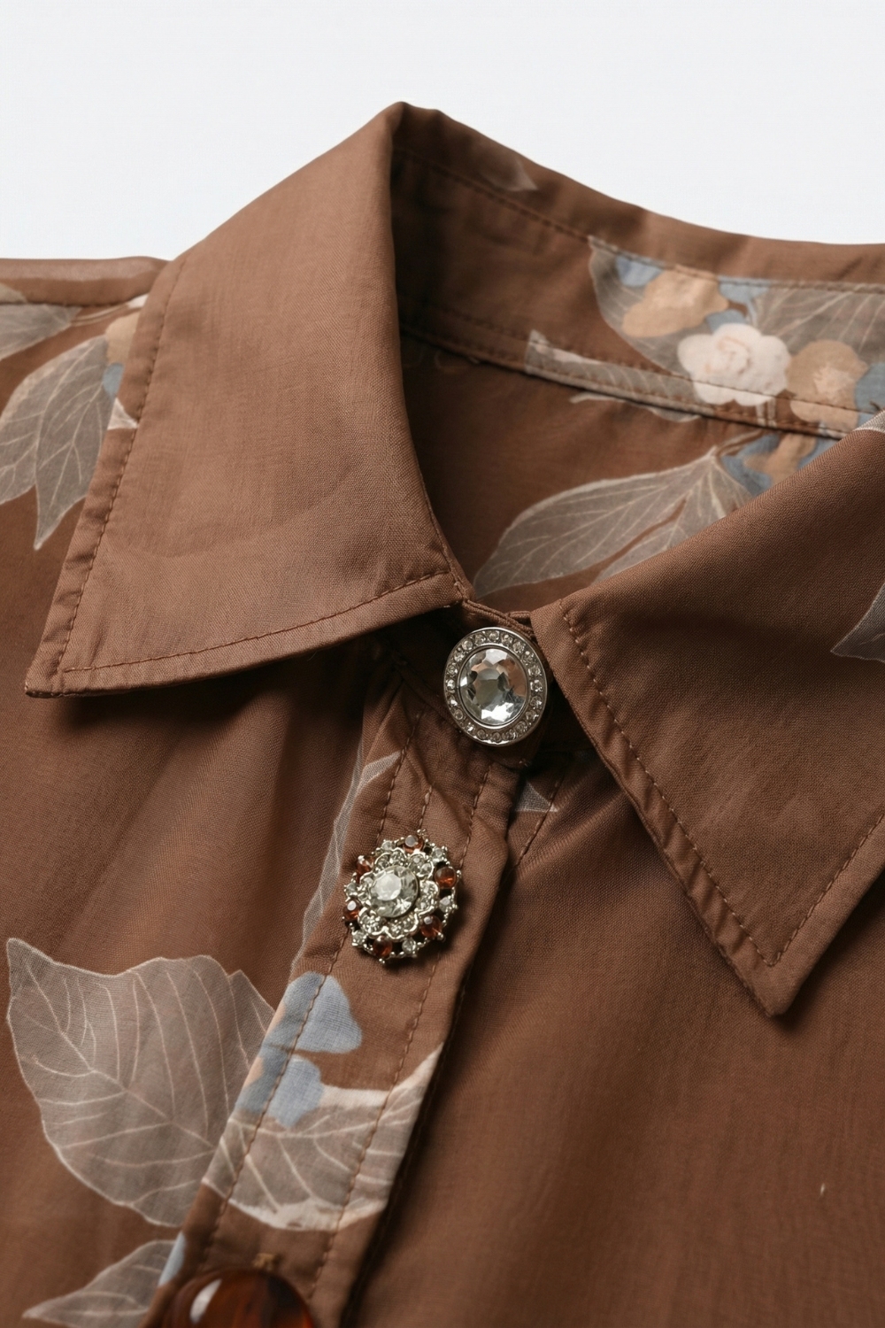 Camisa marr&oacute;n de manga larga con botones al frente y estampado floral en chiffon