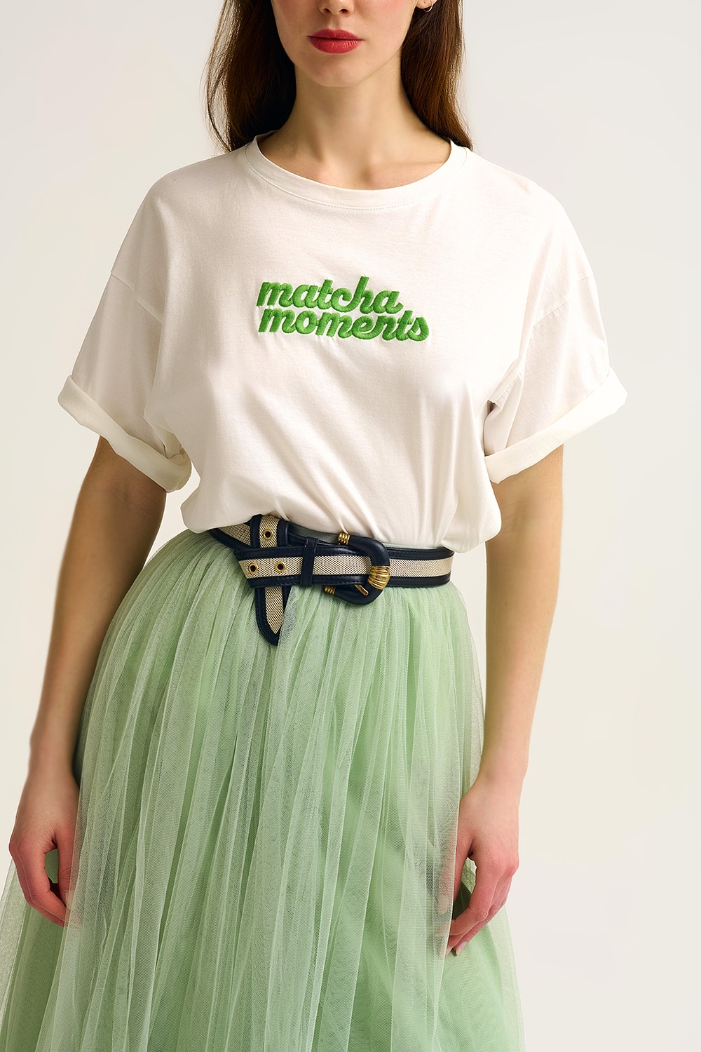 Camiseta blanca Matcha Moments bordada en verde Camiseta blanca Matcha Moments bordada en verde