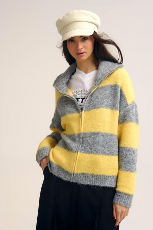 Chaqueta de punto amarilla con cremallera y rayas grises