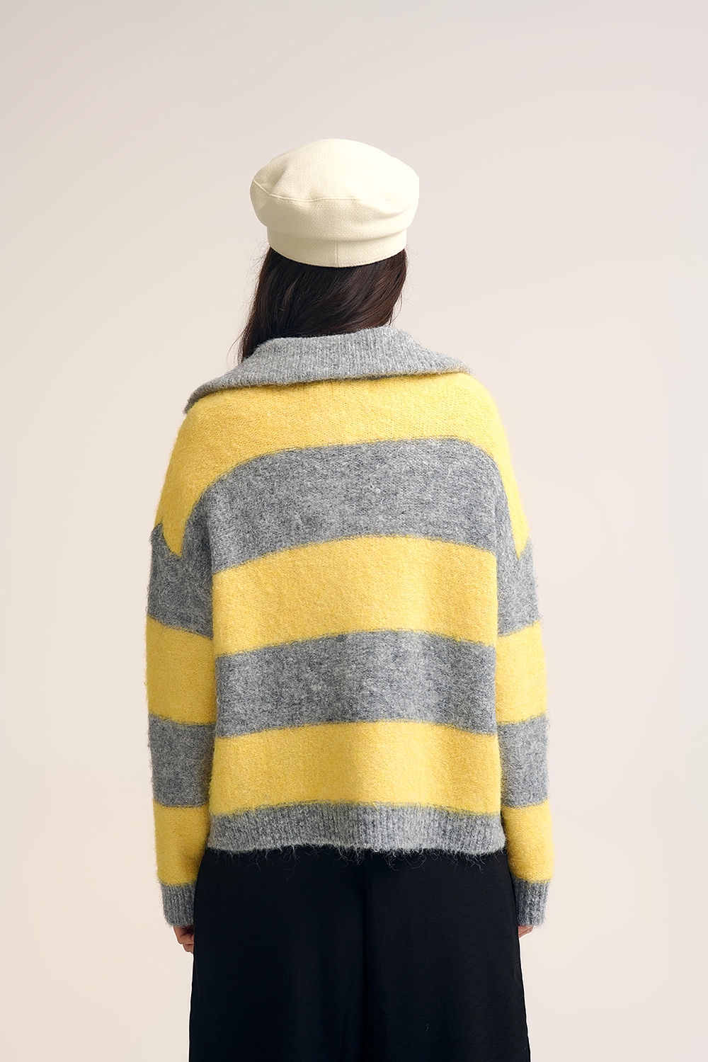 Chaqueta de punto amarilla con cremallera y rayas grises Chaqueta de punto amarilla con cremallera y rayas grises