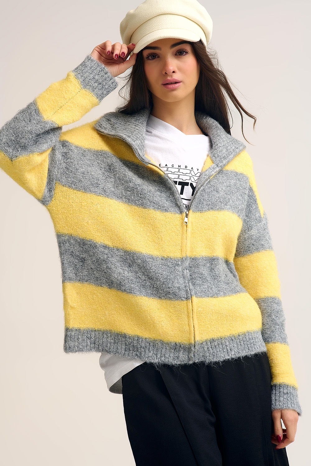Chaqueta de punto amarilla con cremallera y rayas grises Chaqueta de punto amarilla con cremallera y rayas grises