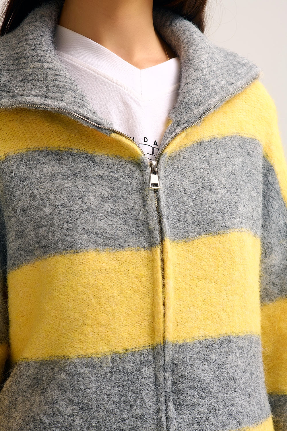 Chaqueta de punto amarilla con cremallera y rayas grises Chaqueta de punto amarilla con cremallera y rayas grises
