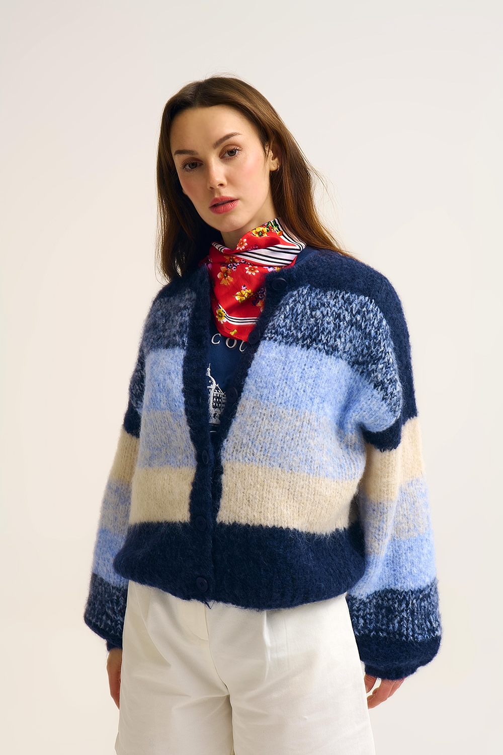 Chaqueta de punto grueso en degradado azul marino con textura suave y botones delante