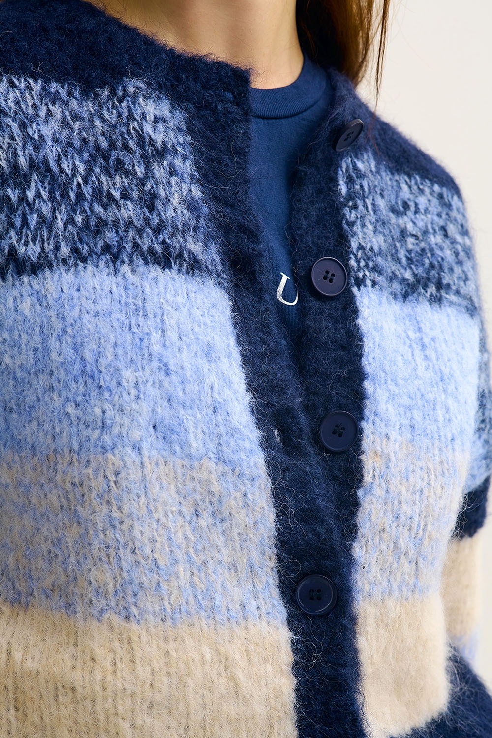 Chaqueta de punto grueso en degradado azul marino con textura suave y botones delante