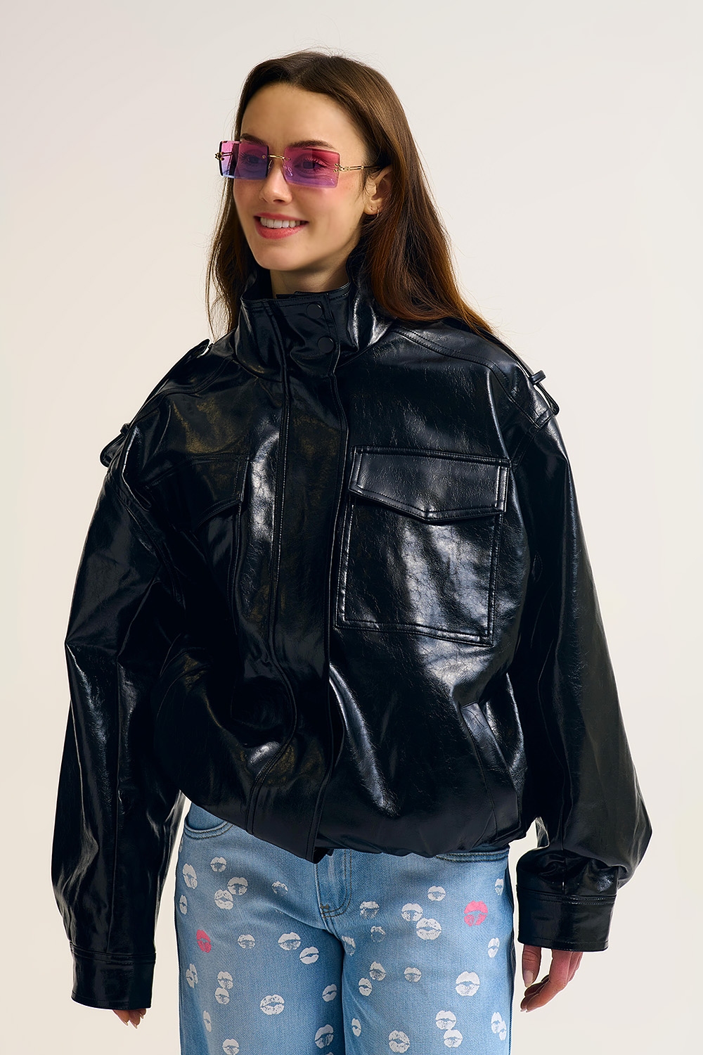 Chaqueta oversize de piel sint&eacute;tica brillante en negro