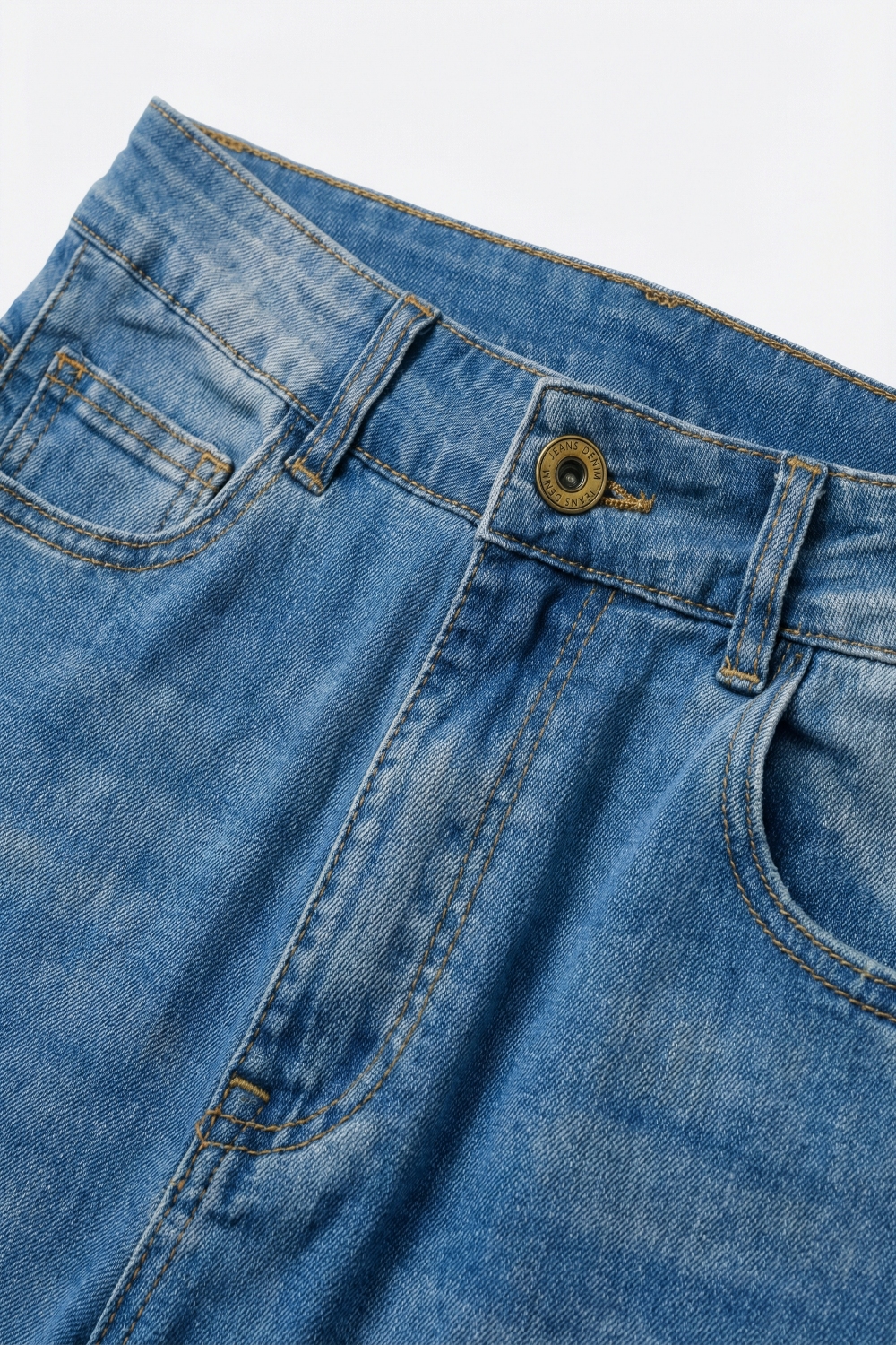 Jeans azul de pierna ancha y lavado claro con costuras laterales