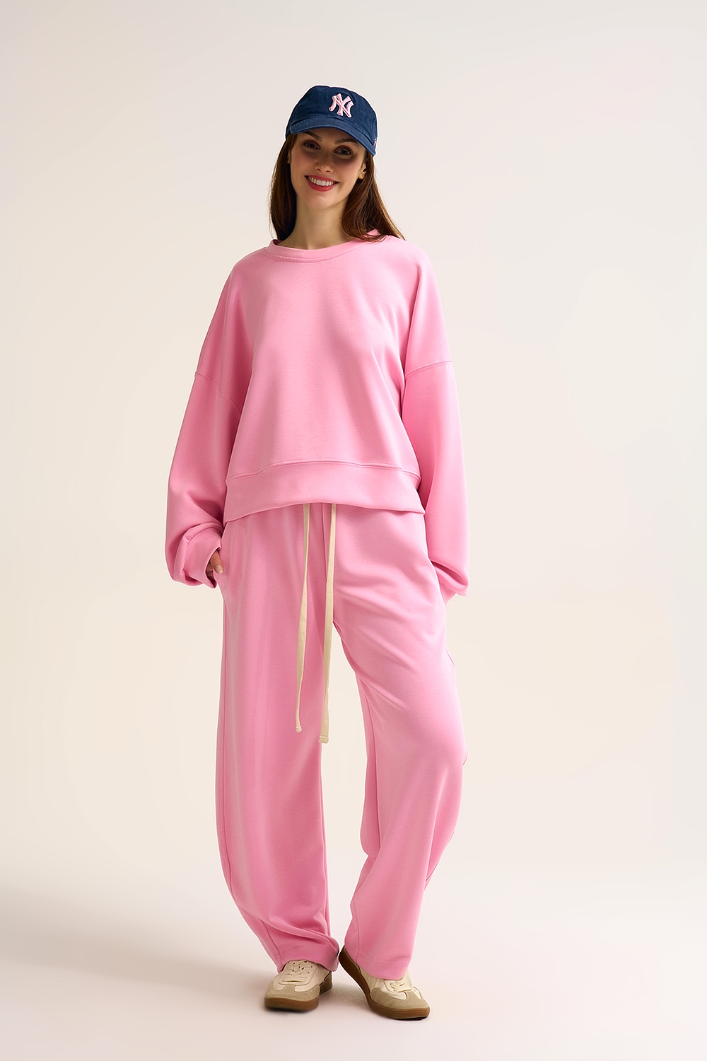 Sudadera básica con cuello redondo y hombros caídos en rosa Sudadera básica con cuello redondo y hombros caídos en rosa