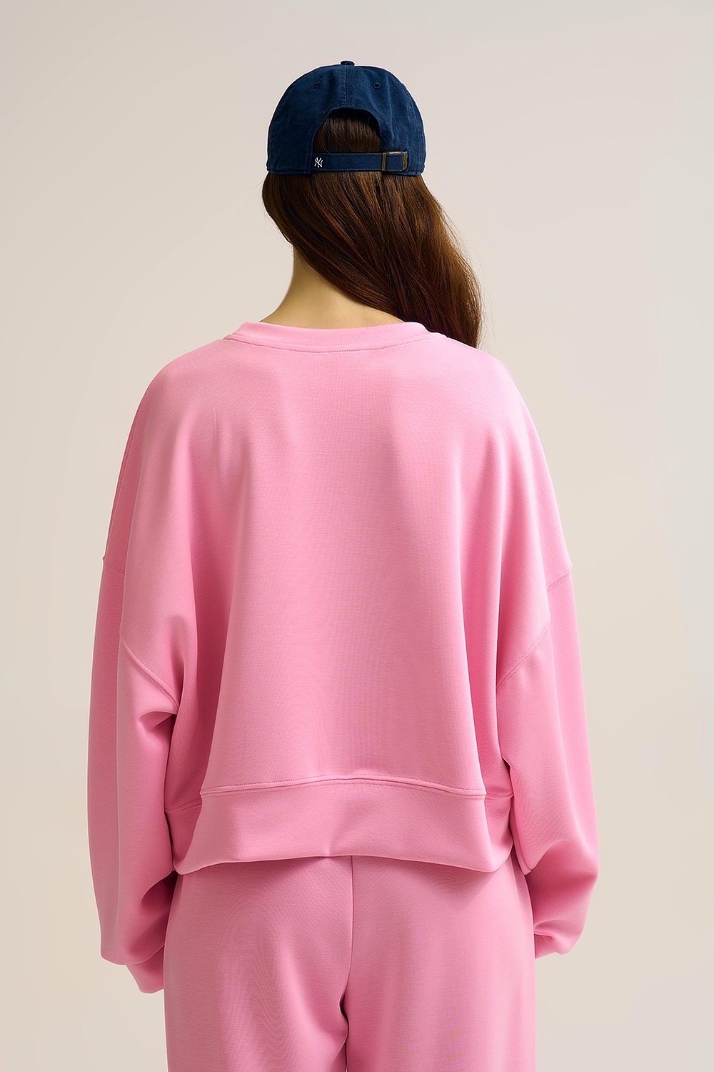 Sudadera básica con cuello redondo y hombros caídos en rosa Sudadera básica con cuello redondo y hombros caídos en rosa