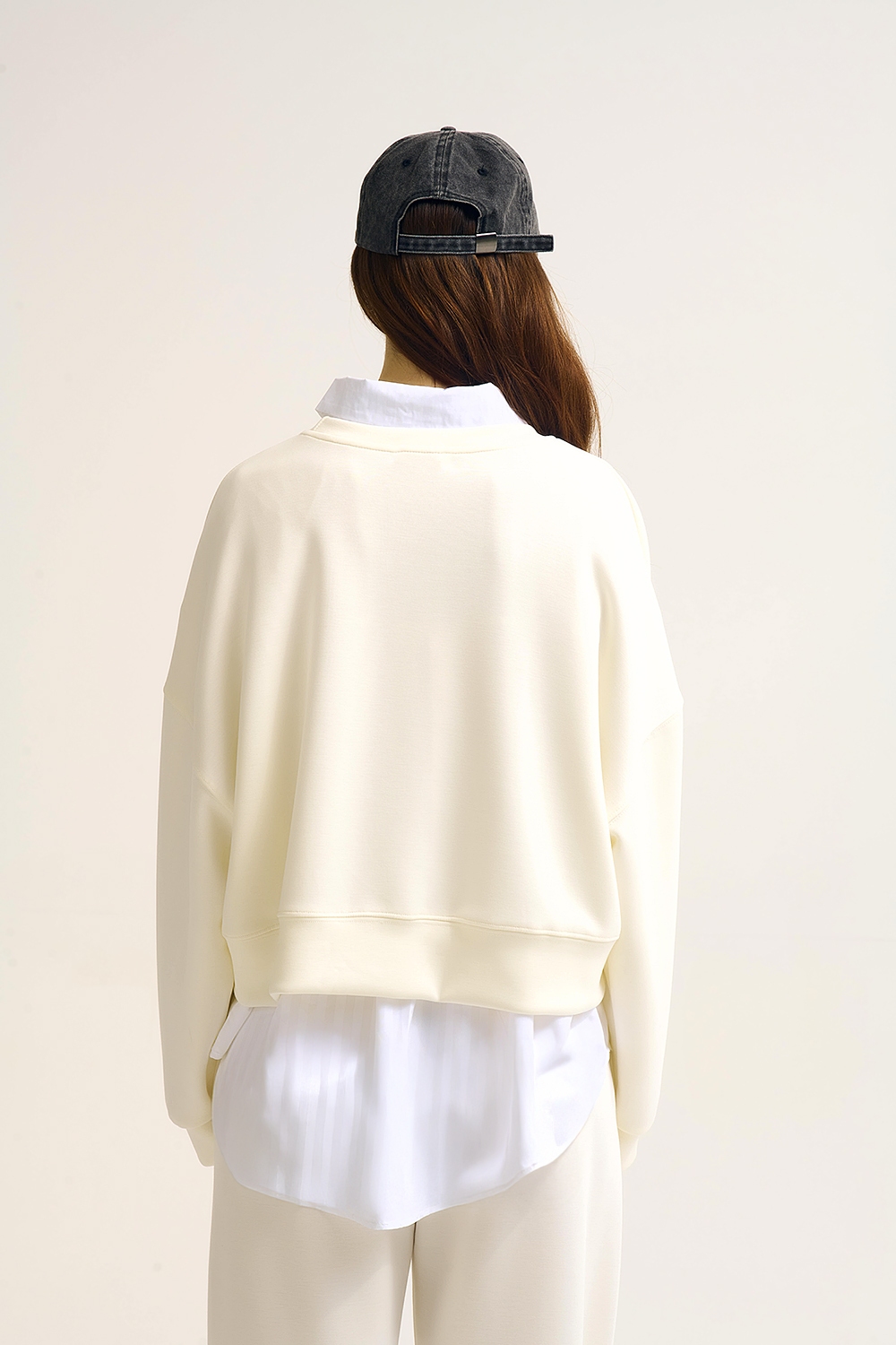Sudadera b&aacute;sica con cuello redondo y hombros ca&iacute;dos en color crema