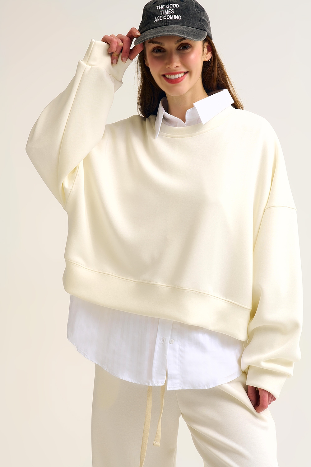 Sudadera b&aacute;sica con cuello redondo y hombros ca&iacute;dos en color crema