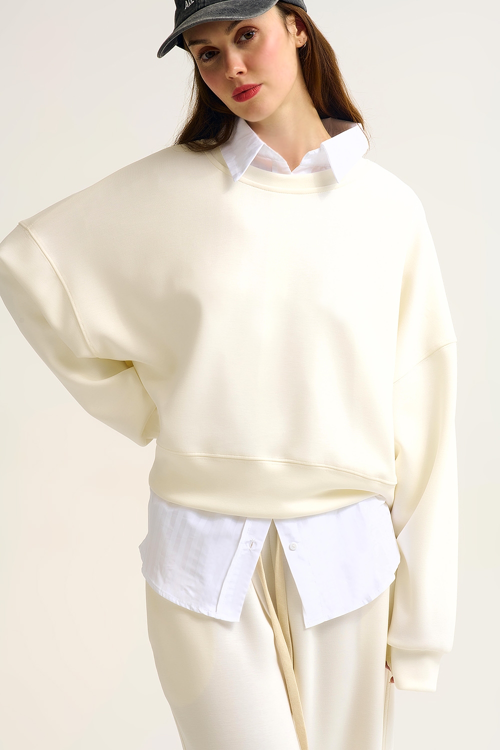 Sudadera b&aacute;sica con cuello redondo y hombros ca&iacute;dos en color crema