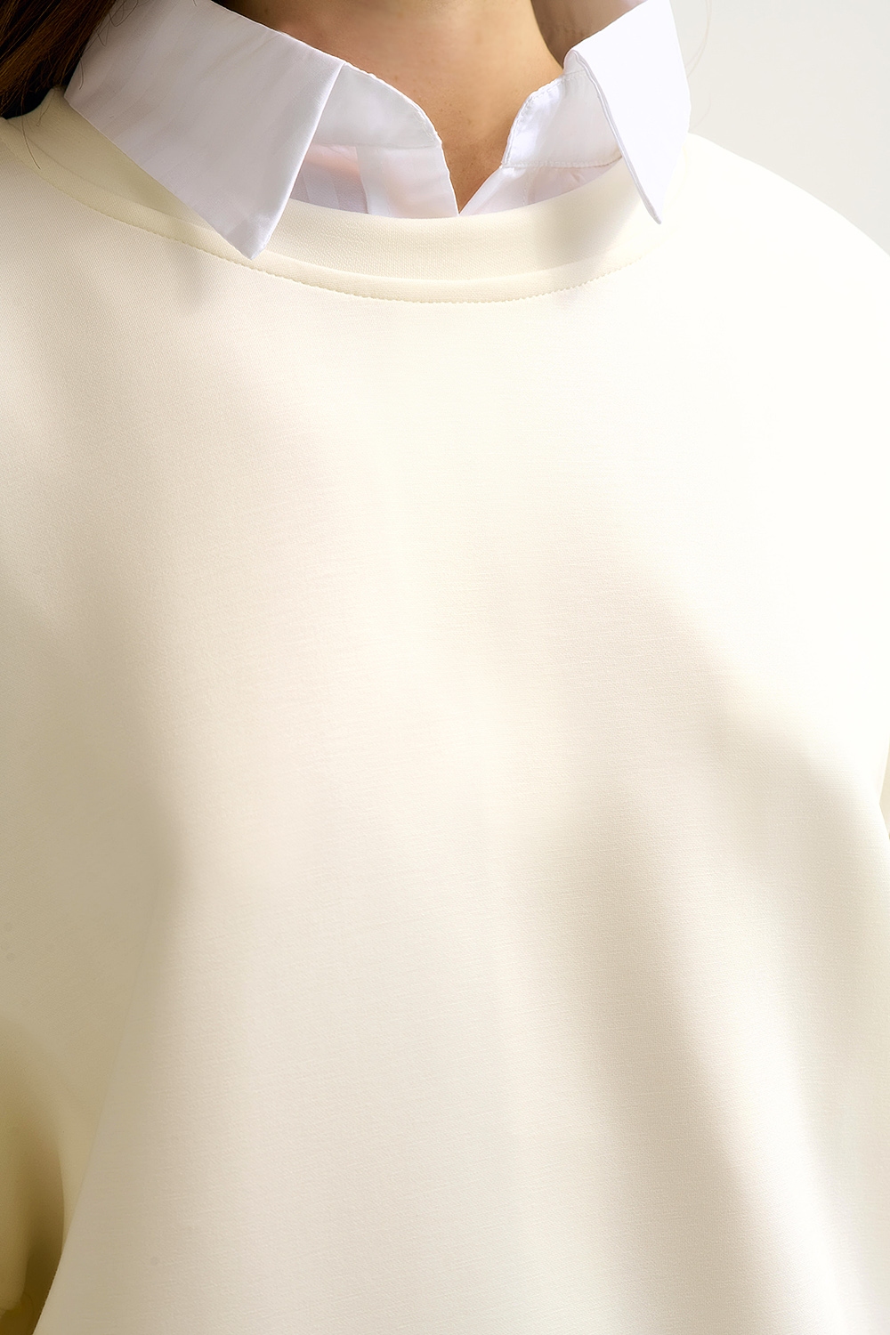 Sudadera b&aacute;sica con cuello redondo y hombros ca&iacute;dos en color crema